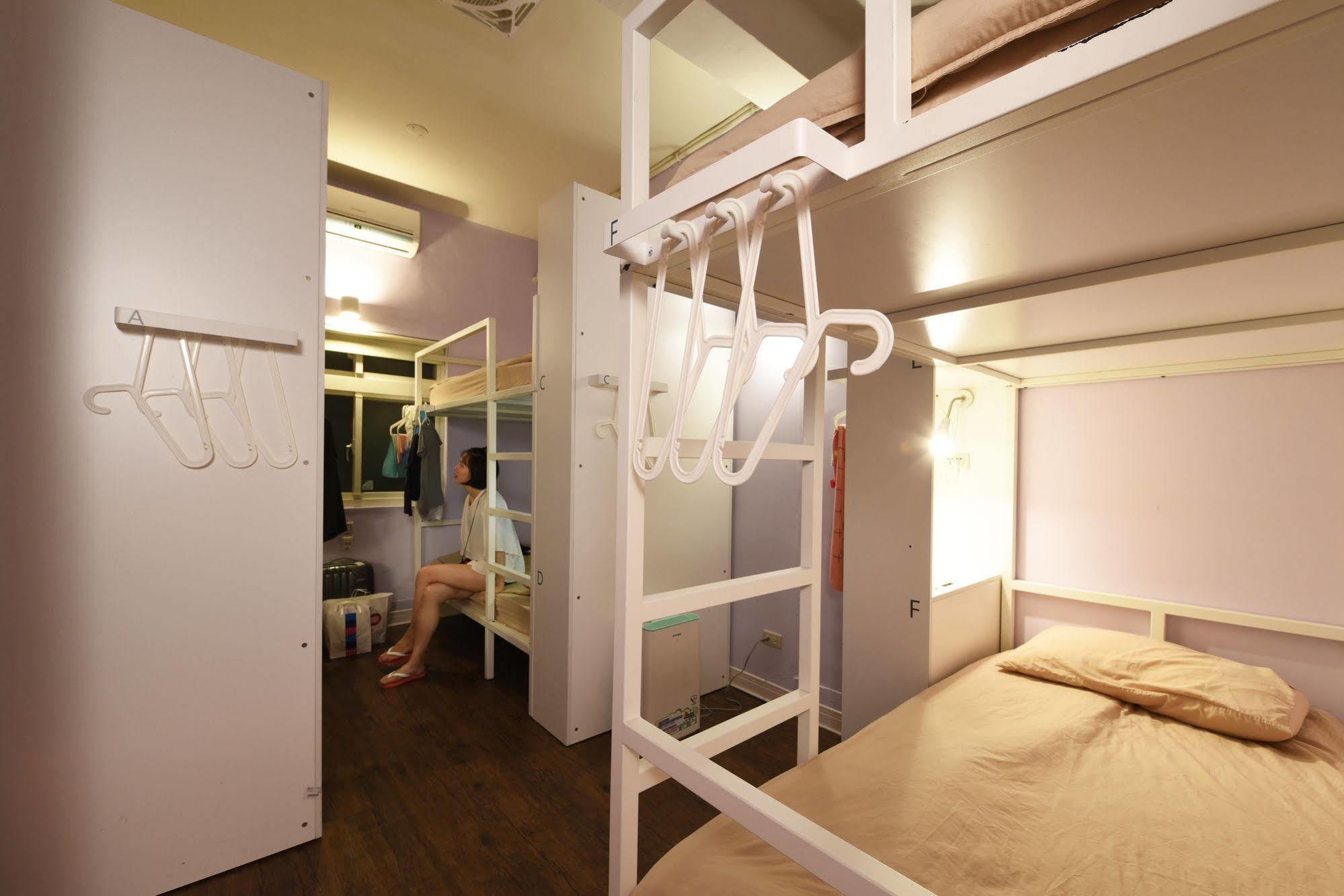 Flip Flop Hostel - Main Station Тайбэй Экстерьер фото